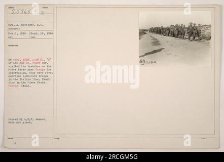 Sgt. A. Marcioni della Co. "E" del 2° BN. 332° Inf. Nella foto si visitano le trincee sul fiume Piave vicino a Varage il 16 settembre 1918. Queste truppe americane furono le prime a unirsi alla linea italiana in combattimento. La foto è stata scattata dal fotografo 6 novembre 1918. Foto Stock