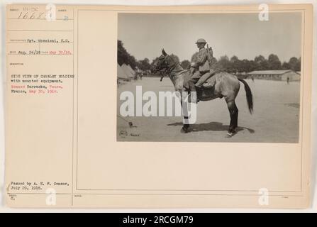 Una vista laterale di un soldato di cavalleria con equipaggiamento a cavallo presso Rennes Barracks a Tours, in Francia, il 30 maggio 1918. La foto è stata scattata dal Sgt. Moscioni e fu riconquistata il 24 agosto 1918.Shando Subjat che passò ad A.E.F. Censor il 29 luglio 1918. Foto Stock