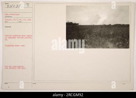 Sgt. McGarrigle conduce test su conchiglie di fabbricazione americana all'Aberdeen Proving Grounds, MD. In questa foto scattata il 27 ottobre 1918, si può vedere una bomba fumogena esplosiva. Questa immagine non è destinata alla pubblicazione ed è esclusivamente per uso ufficiale. Le banconote emesse sono associate ad esso. Foto Stock