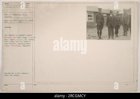 Il sergente C. Donnelly del Signal Corps fu catturato in questa fotografia scattata il 17 settembre 1918 a Morn Hill Rest Camp, Winchester, Inghilterra. L'immagine raffigura il Segretario alla Guerra Newton D. Baker durante la sua visita al campo, accompagnato dal maggiore Roger della Croce Rossa americana, dal colonnello Jones e dal partner legale del signor Baker. La fotografia ha superato il censore A.E.P. ma la data specifica dell'approvazione del censore non è fornita. Foto Stock