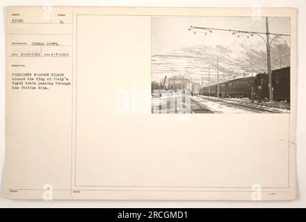 Il presidente Woodrow Wilson a bordo del treno reale del re d'Italia che attraversa le Alpi italiane durante la prima guerra mondiale nel gennaio 1919. La foto è stata scattata il 3 gennaio 1919 dal fotografo E. Reco dei Signal Corps. L'immagine fa parte della collezione identificata dal numero 63550. Foto Stock