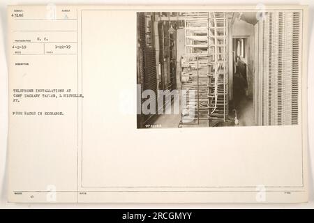 Soldati a Camp Zachary Taylor a Louisville, Kentucky, scambiando bombole di maschere di gas in un deposito di rifornimenti. Questa fotografia è stata scattata il 22 gennaio 1919 e ha il numero di identificazione 111-SC-43186. Foto Stock