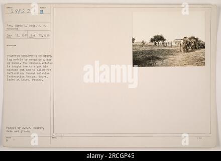 Clyde L. Eddy al Second Aviation Instruction Center di Tours, Francia, sta insegnando la deflessione sui modelli di avvistamento utilizzando un modello fittizio. Questa tecnica aiuta gli studenti-aviatori a imparare come puntare le loro mitragliatrici e apportare regolazioni per la deflessione. La foto è stata scattata tra il 22 ottobre e il 13 dicembre 1918. E' stato approvato dalla censura dell'A.E.F. Foto Stock