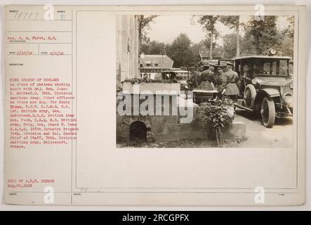 Pvt. A. A. Furst (soggetto n. 78787) viene catturato l'8 agosto 1918 a Rollecourt, in Francia. L'immagine mostra il re Giorgio d'Inghilterra, il maggiore generale James H. McCraec, il generale Sir Henry Horne, il generale Anderson M. G.G.S., il generale Pock, Brig. Gen, James T. Deen e col. Cootes sui gradini di un castello. La foto è conservata da A.E.P. CENSURA del 24 agosto 1918. Foto Stock