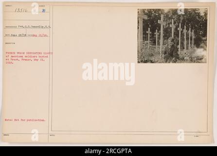 Donna francese che decora tombe di soldati americani sepolti a Brest, in Francia, il 21 maggio 1918. Questa fotografia è stata scattata da Pvt. C. D. Donnelly, e il suo numero record ufficiale è 111-SC-13516. L'immagine mostra un solenne e rispettoso atto di memoria durante la prima guerra mondiale. Foto Stock