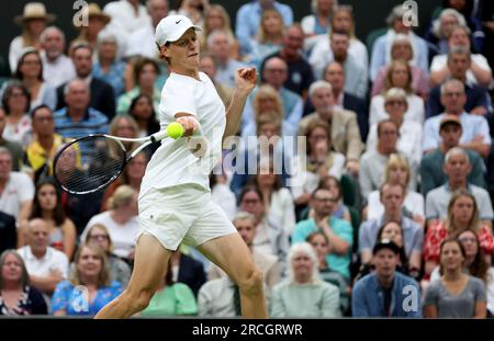 Londra, Gran Bretagna. 14 luglio 2023. Jannik Sinner restituisce un tiro durante la semifinale maschile tra Novak Djokovic della Serbia e Jannik Sinner dell'Italia al Wimbledon Tennis Championship a Londra, il 14 luglio 2023. Crediti: Li Ying/Xinhua/Alamy Live News Foto Stock