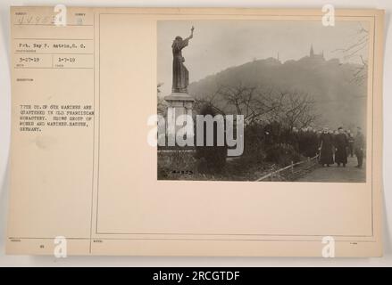 Fotografia scattata il 27 marzo 1919 da Pvt. Ray P. Antrim, S.C. Raffigura la 77a compagnia del vi Marines, che erano acquartierati in un vecchio monastero francescano ad Hausen, in Germania. La foto mostra un gruppo di monaci e marines, fornendo uno sguardo sulle interazioni tra le comunità militari e religiose durante la prima guerra mondiale. Foto Stock