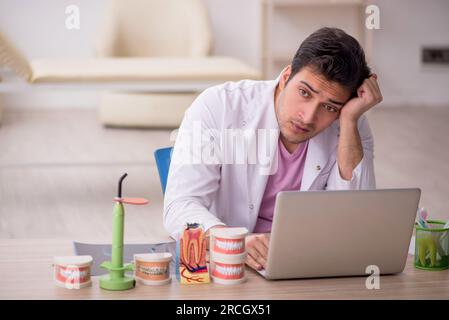 Giovane dentista che lavora in ospedale Foto Stock