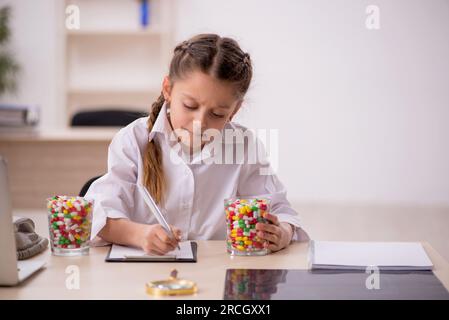 Bambina che gioca medico in clinica Foto Stock