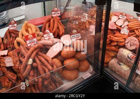 Bucarest, Romania. 14 luglio 2023: Vetrina frigo con salumi e salumi in occasione dell'inaugurazione del mercato agroalimentare 'Piata Norilor' presso il Municipio del settore 4, Bucarest. Piața Norilor, il più nuovo e uno dei più moderni della capitale, è stato ricostruito nel suo vecchio sito dopo che il vecchio mercato a un piano è stato demolito e ora ha due piani, Al piano terra si trova un parcheggio e al primo piano si trova il mercato agroalimentare rivolto agli agricoltori rumeni. Crediti: Lucian Alecu/Alamy Live News Foto Stock