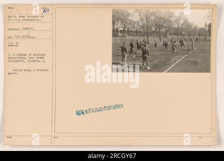 Personale militare degli Stati Uniti alla School of Military Aeronautics dell'Ohio State University di Columbus, Ohio, che gioca a pallavolo. La pallavolo era uno sport popolare tra i soldati durante la prima guerra mondiale La foto è stata scattata da Haskell il 29 luglio 1918. Foto Stock