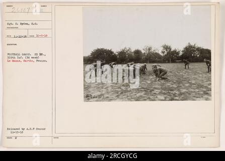 Il sergente C. Ryden con il Signal Corps viene fotografato durante una partita di football. La foto è stata scattata il 5 ottobre 1918 a le Mans, Sarthe, in Francia. Il gioco presentava il 2nd Battalion del 329th Infantry Regiment e si verificò durante la terza settimana del loro dispiegamento. La foto è stata pubblicata dalla A.E.F Censor il 15 novembre 1918. (Nota: Questa risposta è una didascalia descrittiva basata sulle informazioni fornite, non è creativa ma piuttosto basata su informazioni fattuali) Foto Stock