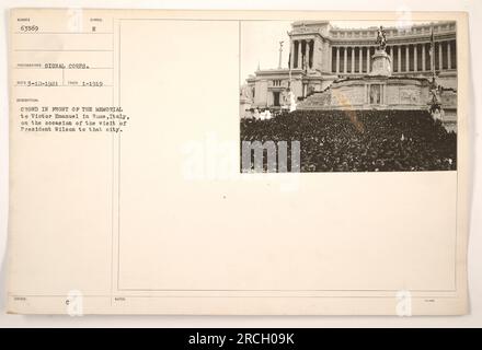 Folla che si riunisce di fronte al monumento a Victor Emanuel a Roma, Italia. Questa foto è stata scattata nel gennaio 1919 durante la visita del presidente Wilson in città. Il monumento può essere visto sullo sfondo, mentre una grande folla si forma di fronte ad esso. Foto Stock