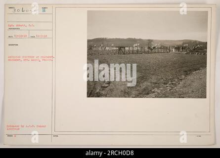 Soldati americani al Chaumont American Cemetery in Haute-Marne, Francia. La foto è stata scattata il 2 novembre 1918. L'immagine mostra il cimitero illuminato dal sole con file di croci bianche che segnano i luoghi di riposo finali dei soldati americani caduti. Questa informazione è stata pubblicata dalla A.E.P. censor il 23 dicembre 1918. Foto Stock