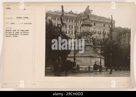 Il presidente Wilson pone una corona alla base della statua di Cristoforo Colombo a Genova, in Italia. La foto è stata scattata nel 1919 dal fotografo E. Issged. Questa immagine simboleggia la visita del presidente in onore di Colombo e il significato delle relazioni italo-americane durante la prima guerra mondiale. Foto Stock