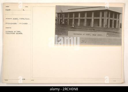 Caserme a Cebu, Isole Filippine, nel luglio 1909. Questa fotografia, etichettata 62433 e, è stata scattata da un fotografo del Signal Corps dell'esercito degli Stati Uniti. L'immagine mostra un gruppo di edifici su una base militare, probabilmente utilizzati come alloggi per i soldati di stanza a Cebu. Foto Stock