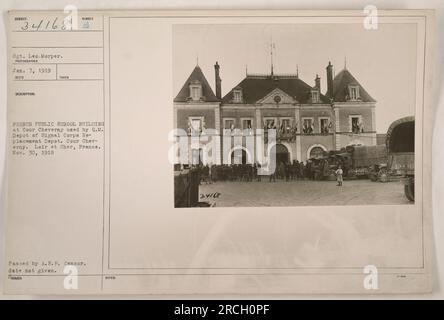 LEC. Sgt. Morper si trova di fronte all'edificio della scuola pubblica francese a Cour Cheverny, in Francia. L'edificio è utilizzato dal Q.M. Deposito del Signal Corps Replacement Depot durante la prima guerra mondiale. La foto è stata scattata da un fotografo il 7 gennaio 1919 ed è stata approvata dalla A.E.F. Censor. Foto Stock