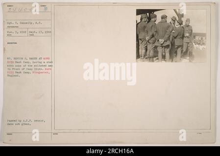 Sergente C. Donnelly, s.c. che parla con uomini arruolati di fronte a Camp Hdqrs. Morn Hill Rest Camp, Winchester, Inghilterra. Fotografia scattata il 17 settembre 1918 dal signor Newton D. Baker. Rilasciato e approvato da A.E.F. censor. Nota: $ 1400. (Didascalia basata sulle informazioni disponibili dall'immagine) Foto Stock