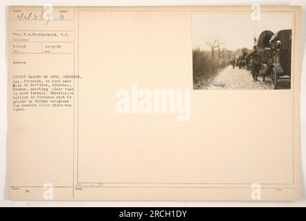 "La fotografia scattata il 1° marzo 1919 mostra Pvt. E.. Brotherhood, 8.c., della 18th Infantry, 1st Division, insieme a carri di rifornimento. Sono di stanza vicino a Bois de Berliere, Ardennes, in Francia, in attesa di una strada libera per procedere. Sullo sfondo, è possibile vedere un pallone di osservazione pochi istanti prima di essere abbattuto da un sieroplano tedesco." Foto Stock