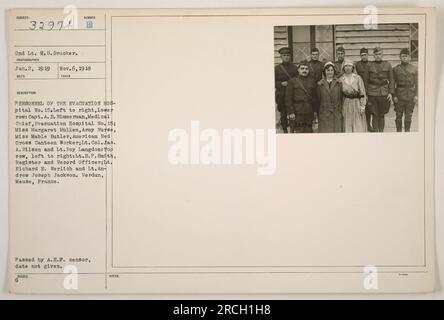 Personale dell'ospedale di evacuazione n. 15, catturato in questa fotografia scattata il 6 novembre 1918, a Verdun, Mosa, Francia. Qui sono raffigurati il 2° tenente H. S. Drucker, il capitano A. B. Rimme rman, la signorina Margaret Mullen, la signorina Mable Butler, il tenente colonnello Jas. A. Wilson, tenente Roy Langdon, tenente B.P. Smith, il tenente Richard E. Werlich e il tenente Andrew Joseph Jackson. Questa immagine è stata cancellata da A.E.F. Censor. Foto Stock