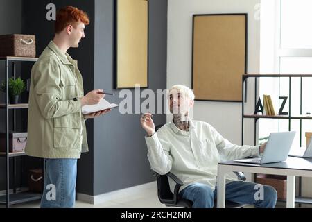 Programmatori maschi che lavorano in ufficio Foto Stock