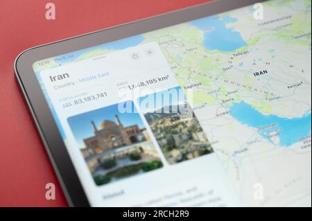 New York, USA - 6 luglio 2023: Informazioni sul paese iraniano nella mappa digitale ipad macro vista ravvicinata Foto Stock