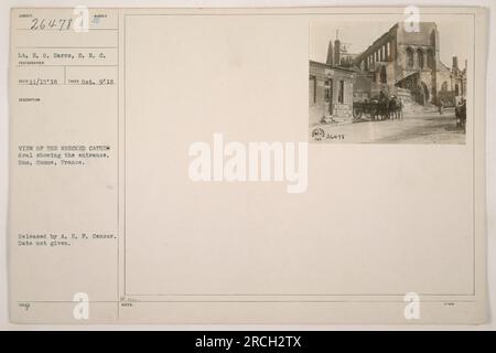 Una fotografia che mostra l'ingresso di una cattedrale distrutta a Ham, somme, Francia. Il tenente E. O. Harrs della S.R.C. ha scattato la foto il 1918 ottobre. L'immagine è stata rilasciata dall'A.E.F. Censura, anche se la data esatta è sconosciuta. Emessa con le banconote di H. Bruce, situata a Peronne St. Quentin. Foto Stock