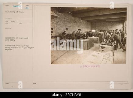 Soldati del corpo di addestramento professionale presso l'Università dello Utah a Salt Lake City, ricevendo istruzioni sulle riparazioni dei motori a gas nel gennaio 1919. Questa fotografia fa parte di una collezione che documenta le attività militari americane durante la prima guerra mondiale L'immagine è stata scattata dal fotografo con l'identificatore 54970. Foto Stock