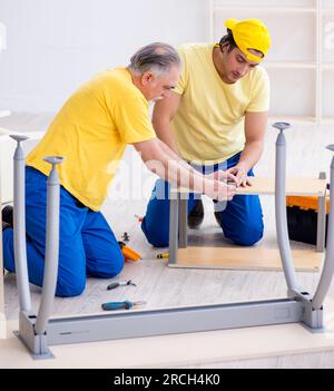 I due contraenti falegnami di lavoro in interni Foto Stock