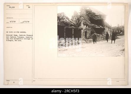 Il generale Haan, il capitano Thomson e il capitano Pearson dell'esercito americano sono in tour nei fronti durante la prima guerra mondiale. In questa foto scattata il 17 aprile 1919, si possono vedere ispezionare il villaggio di Romagne, che è stato pesantemente devastato dalla guerra. Foto Stock