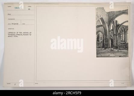 L'interno della chiesa di Varennes, in Francia, mostra danni estesi causati dal fuoco di proiettili durante la prima guerra mondiale. Gli elementi una volta belli della chiesa, come le vetrate colorate e l'architettura complessa, sono frantumati o in rovina. Questa fotografia cattura l'impatto devastante del conflitto sui luoghi sacri. Foto Stock