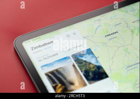 New York, Stati Uniti - 6 luglio 2023: Confine sul paese dello Zimbabwe con informazioni sulla mappa mondiale delle mele ipad macro vista ravvicinata Foto Stock