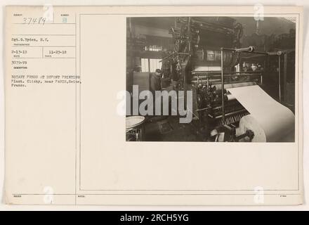 Il sergente G. Ryden gestisce una rotativa presso lo stabilimento di stampa DuPont a Clichy, vicino a Parigi, in Francia. Questa foto è stata scattata il 13 febbraio 1919. Foto Stock