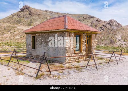 La roccia esistente nella città fantasma di Rhyolite si crede sia una casa di minatori, un bordello o un ufficio per le vicine due ferrovie. Foto Stock