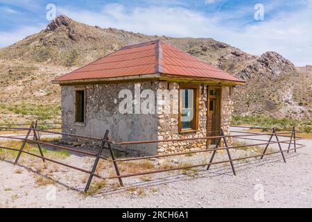 La roccia esistente nella città fantasma di Rhyolite si crede sia una casa di minatori, un bordello o un ufficio per le vicine due ferrovie. Foto Stock