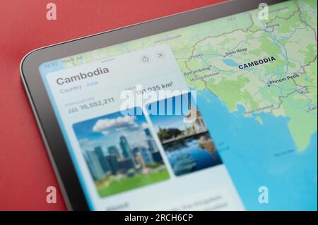 New York, USA - 6 luglio 2023: Mappa e informazioni del paese cambogiano sulla vista ravvicinata Apple ipad macro mondiale Foto Stock