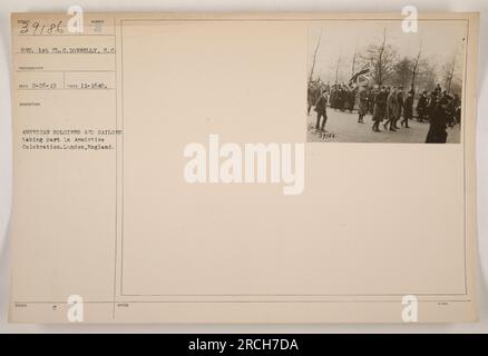 Soldati e marinai americani che partecipano alla celebrazione dell'armistizio a Londra, in Inghilterra. Fotografia scattata il 16 novembre 1918 da S.C. Donnelly, un soldato e fotografo di prima classe. Foto numero 39186. Foto Stock