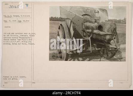 Il personale militare ispezionò un cannone G 105 M/M catturato a Mehun sur Yevre, in Francia, il 10 luglio 1918. Il cilindro di riboll della pistola è contrassegnato con "Perglyserin" e la breech è contrassegnata con "395 pH.M. R. 1917 G.G.P.J. G. P.25". Il perno di accensione è mancante. Questa immagine è stata scattata dal tenente D. T. Hargan, S.C. U.S.R. il 12 agosto 1918 e ricevuta il 13 dicembre 1918. E' stato approvato dalla A.E.P. censor. Foto Stock