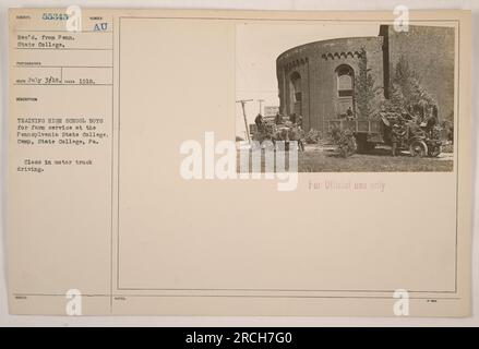 I ragazzi delle scuole superiori del Pennsylvania State College ricevono una formazione sulla guida di camion a motore per il servizio agricolo durante la prima guerra mondiale. Questa fotografia è stata scattata il 3 luglio 1918 ed è parte della documentazione ufficiale di Penn State College. Foto Stock