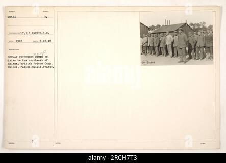 Questa foto, scattata dal tenente E.O. Harris nell'agosto 1918 mostra prigionieri di guerra tedeschi catturati durante il viaggio verso il nord-est di Amiens. I prigionieri vengono visti nel campo di prigionia britannico situato a Guines, Pas-de-Calais, in Francia. Questa immagine è univoca ed è stato assegnato il simbolo B₂. Foto Stock