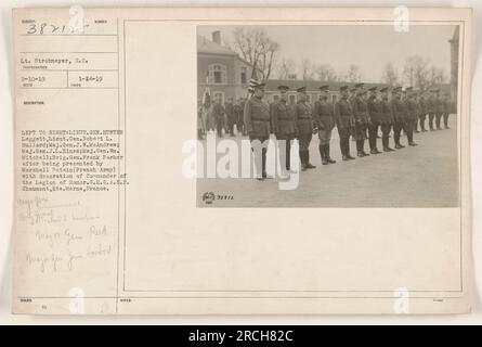 Il tenente Strohmeyer del Signal Corps è raffigurato in questa fotografia. L'immagine mostra un gruppo di militari, da sinistra a destra: Tenente generale Hunter Leggett, tenente generale Robert L. Bullard, maggiore generale J.W. McAndrew, maggiore generale J.L. Hines, il maggiore generale W Mitchell e il generale di brigata Frank Parker. Stanno ricevendo una decorazione, il Comandante della Legione d'Onore, da Marshall Petain dell'esercito francese a G.H.Q. A.E.F. Chaumont, hte.Marne, Francia. La foto è stata scattata il 14 gennaio 1919. Foto Stock