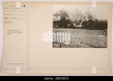 Una fotografia di un incidente aereo a Love Field, Dallas, Texas. L'immagine è stata scattata il 3 settembre 1918 dal fotografo della direzione dell'Aeronautica militare. La fotografia è designata come 111-SC-18201 e fa parte di una collezione di attività militari americane durante la prima guerra mondiale. È etichettato come "solo per uso ufficiale". Foto Stock