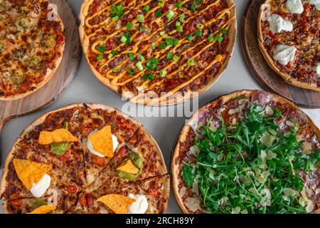 Set di pizze isolate su sfondo bianco. Vista dall'alto Foto Stock