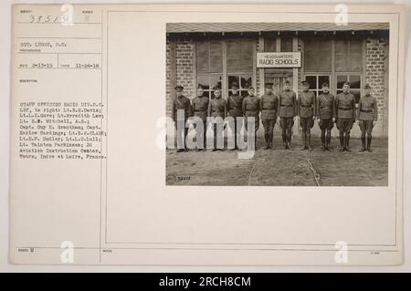 Un gruppo di ufficiali dello staff della radio Division S.C., qui raffigurato. Da sinistra a destra: Tenente E.H. Davis, tenente L.H. Gove, Tenente Meredith Lee, Tenente E.R. Mitchell, capitano Guy H. Grantham, capitano Harlow Hardinge, tenente B.S. Clark, tenente E.P. Dudley, tenente L.C. Lull, e il tenente Tainton Parkinson. Condotto al 2d Aviation Instruction Center di Tours, Indre et Loire, Francia. Fotografia scattata il 24 novembre 1918. Foto Stock