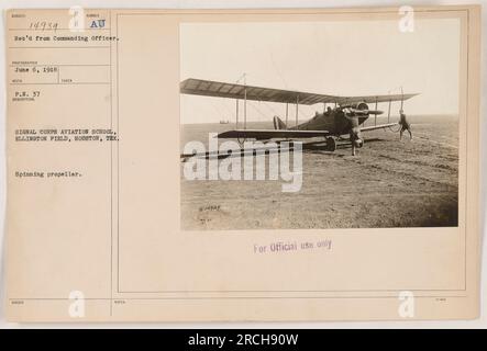 Soldato americano prima del volo controllando l'elica rotante del suo aereo alla Signal Corps Aviation School, Ellington Field, Houston, Texas, nel 6 giugno 1918. Questa fotografia è etichettata come 111-SC-14939. Foto Stock