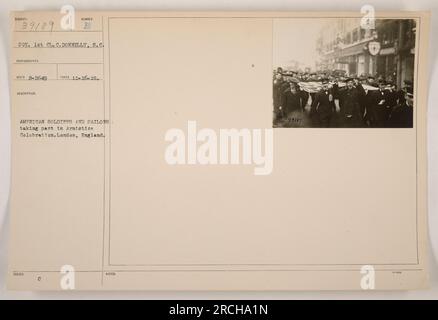 Soldati e marinai americani che celebrano l'armistizio a Londra, in Inghilterra. #WWI #armistizio #London #Soldiers #Sailors Foto Stock