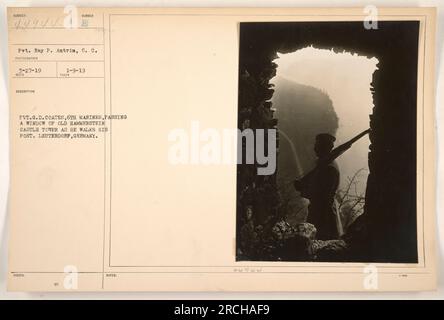 Soldato G.D. Coates of the 6th Marines camminando il suo posto davanti a una finestra della vecchia torre del castello di Hammerstein a Leuterdorf, in Germania durante la prima guerra mondiale La foto è stata scattata da Pvt. Ray P. Antrim con la descrizione ufficiale pubblicata il 9 gennaio 1919. (Numero foto: 111-SC-44944) Foto Stock