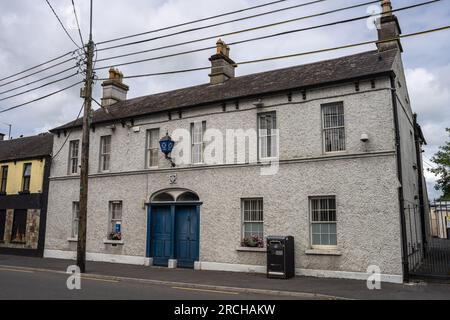 Athboy, Contea di Meath, Irlanda, 4 luglio 2023. Vista frontale della stazione di Athboy Garda, stazione di polizia Foto Stock