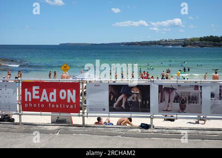 Sul lungomare di Bondi Beach, foto di cani e gambe delle persone, parte della mostra The Head on 2022, Dogs and the City del fotografo Kristie Lee Foto Stock