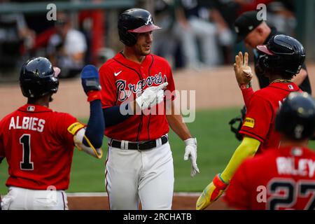 Matt Olson (28), primo basemen degli Atlanta Braves, celebra un grande slam nel primo inning durante una partita di stagione regolare della MLB tra Chicago White Sox e Atlanta Braves, venerdì 14 luglio 2023 ad Atlanta, Georgia. (Brandon Sloter/immagine dello sport) Foto Stock